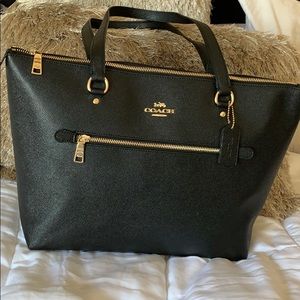 Selling Coach tote! Asking $200 very new.